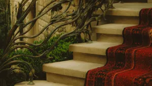 Jak stylowo urządzić wnętrze wykorzystując stoliki kawowe trójkątne?